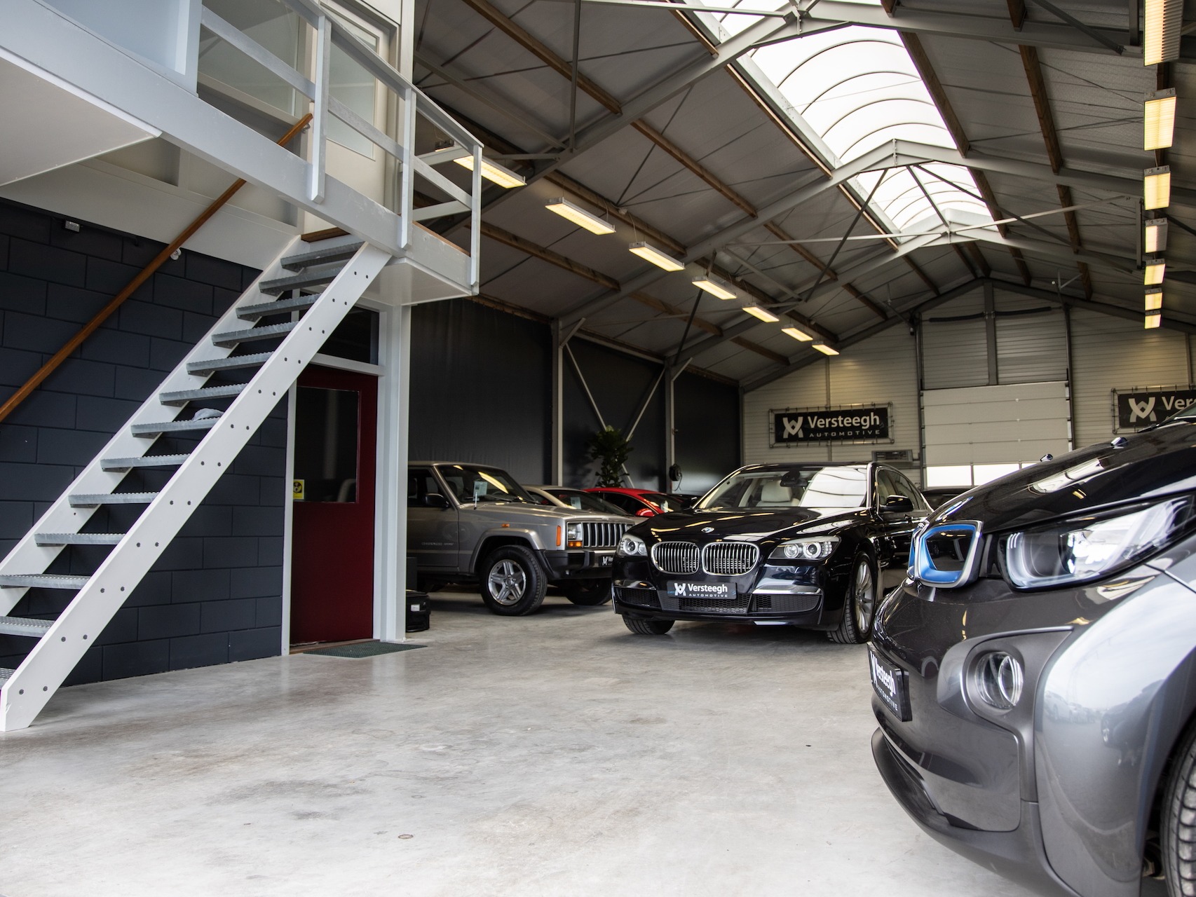 Showroom van autodealer Versteegh Automotive in Breukelen – occasions en persoonlijk advies op maat.