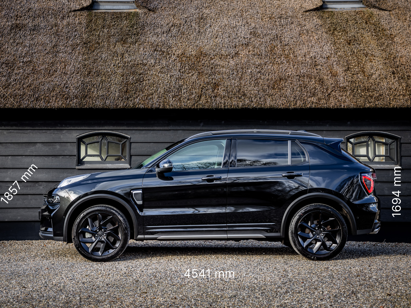 Afmetingen Lynk & Co 01 – lengte 4541 mm, breedte 1857 mm, hoogte 1694 mm – hybride SUV bij Versteegh Automotive.