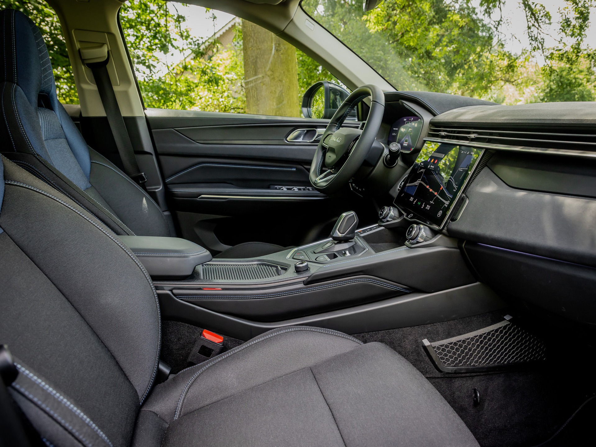 Interieur Lynk & Co 01 met digitaal dashboard en luxe afwerking – tweedehands hybride SUV bij Versteegh Automotive.